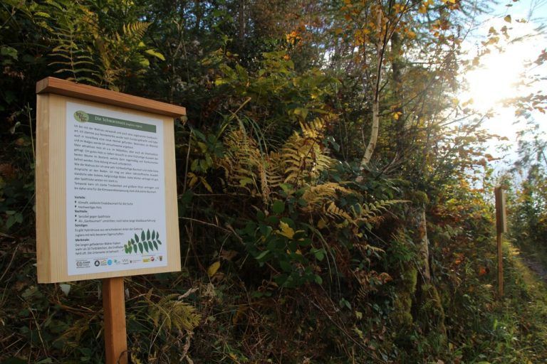 Hinweistafeln informieren entlang des fast vier Kilometer langen Weges.