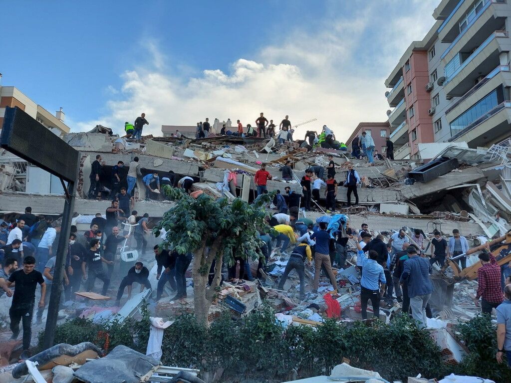 Zerstörung nach Erbeben und Tsunami