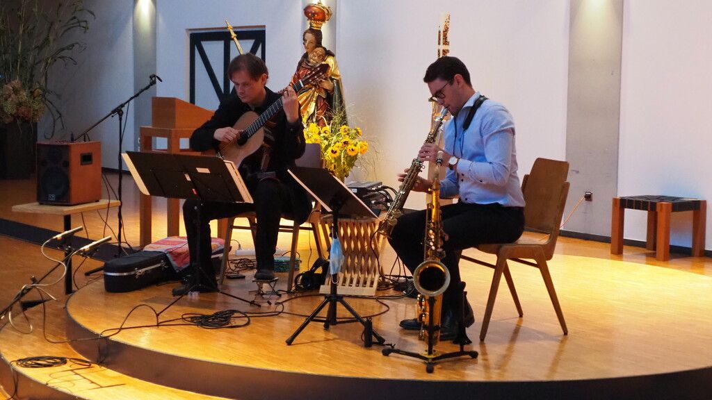 Saxophon trifft auf Gitarre in Altacher Kirche