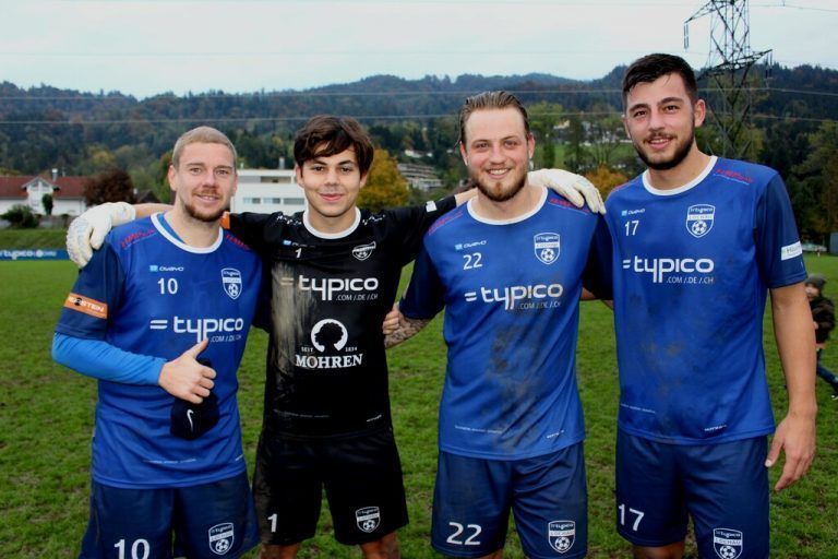 Stefan Maccani, Julian Rupp (2) und Kapitän Fabio Feldkircher (2) als Torschützen mit Tormann Sandro Eichhübl. bms
