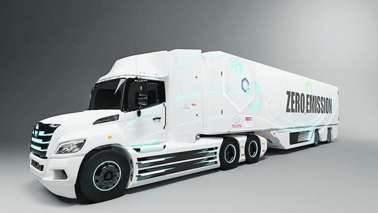 Toyota arbeitet an einem schweren Lkw mit Brennstoffzellenantrieb. Der zunächst für den US-Markt vorgesehene 25-Tonner erhält die aus dem Pkw-Modell Mirai bekannte Technik, dazu kommt ein noch nicht näher bezeichneter Puffer-Akku. Auf die Straße rollen soll der Elektrotruck unter dem Logo der Nutzfahrzeug-Tochter Hino. Toyota reagiert mit der Ankündigung auf das weltweit wachsende Interesse an emissionsfreien Lkw. Für Japan entwickelt der Konzern bereits einen spezifischen Brennstoffzellentruck. Und auch die Konkurrenz bringt sich in Stellung.