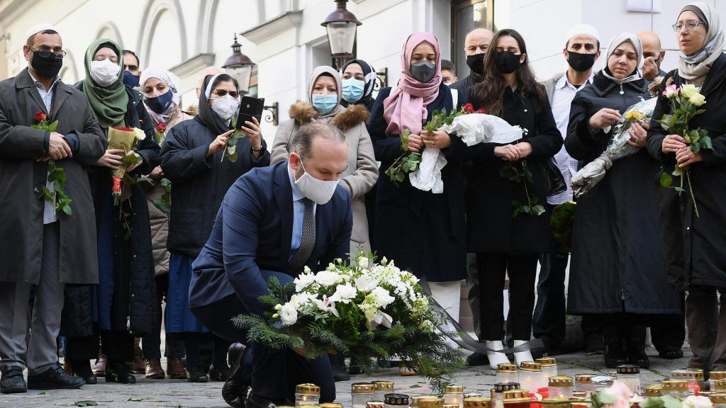Imame gedachten an Tatorten der Opfer des Anschlags in Wien