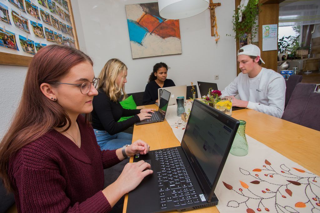 Schulen stellen wieder auf Distance Learning um