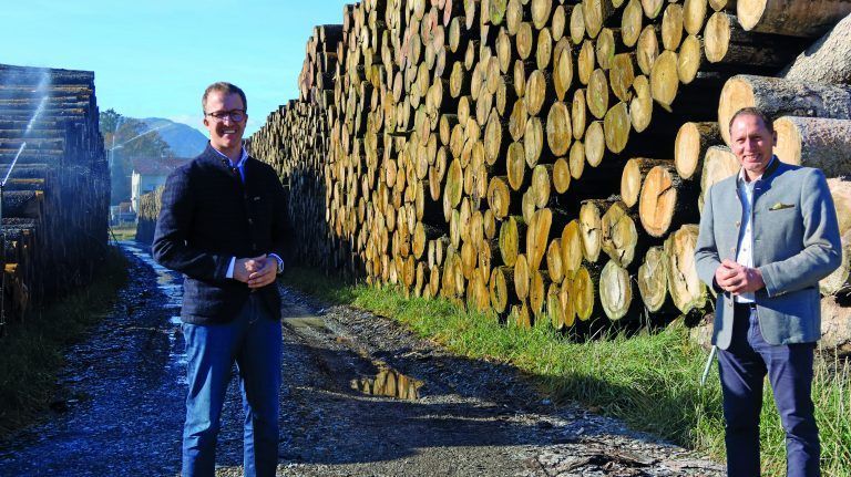 Landesrat Christian Gantner und Landwirtschaftskammer-Präsident Josef Moosbrugger beim Besichtigen des Nasslagers in Gais. LWK
