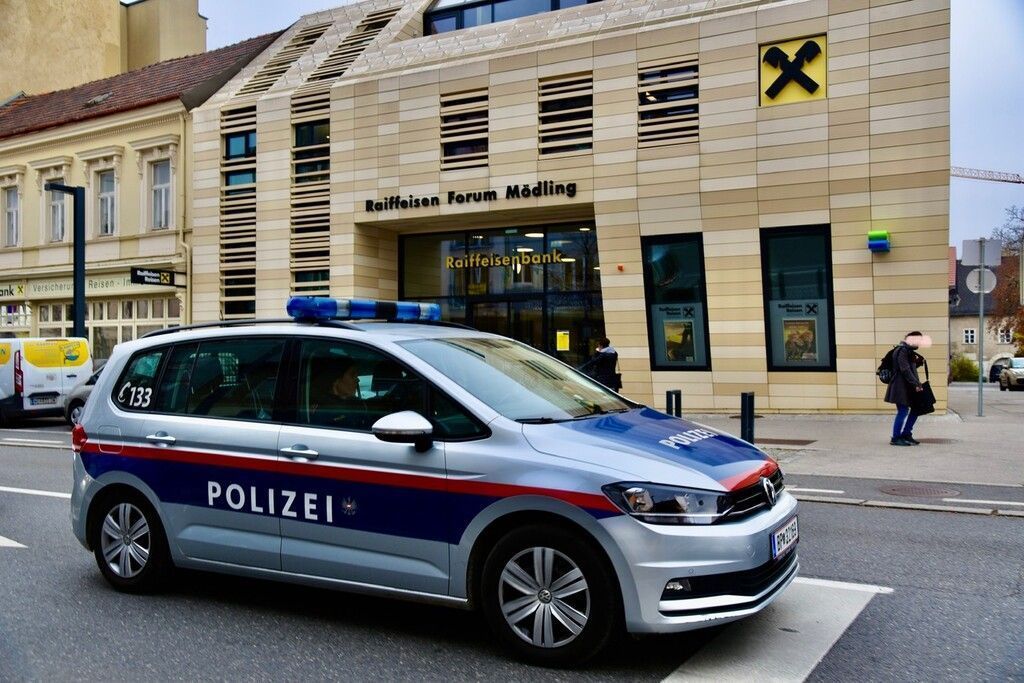 Unbekannte räumen Bankschließfächer leer