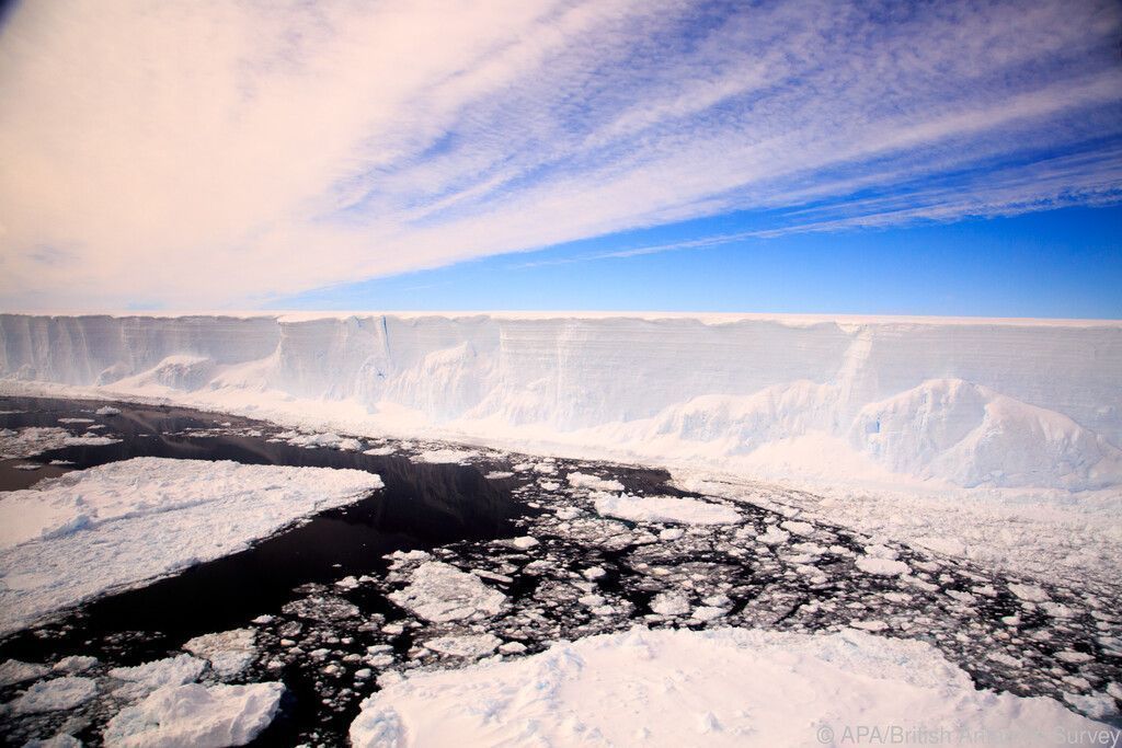 Eisberg auf Kollisionskurs mit Insel