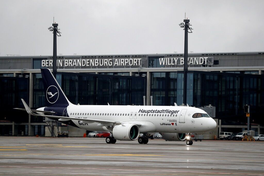 Berliner Flughafen BER mit neun Jahren Verspätung eröffnet