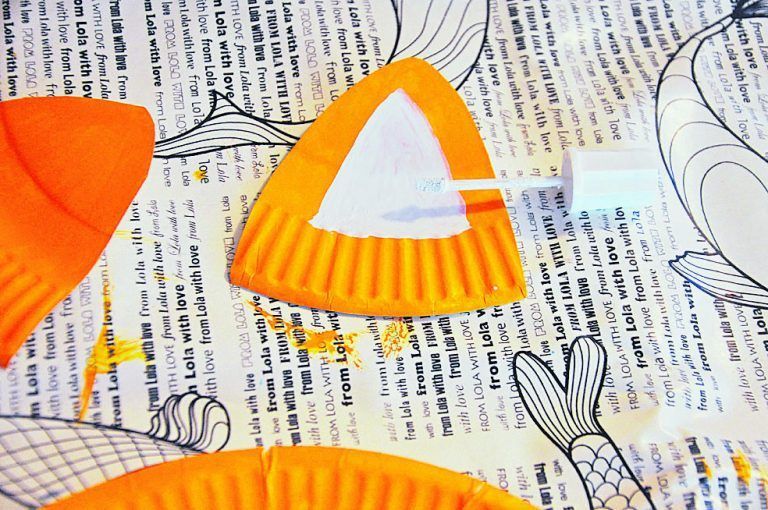 Die Ohren schneidet ihr aus dem zweiten Teller aus und malt sie auch orange an. Innen malt ihr sie mit weißer Deckfarbe an.