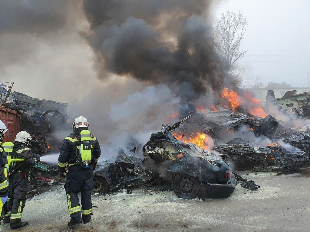 Autowracks auf Schrottplatz in Brand