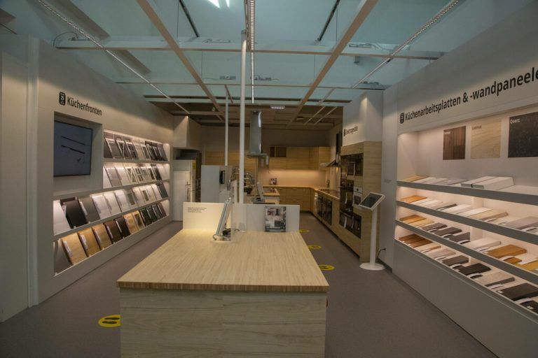 Die zur Verfügung stehenden Fronten und Platten in der Ausstellung.