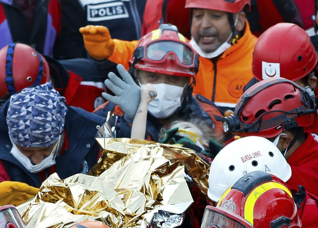 Dreijähriges Mädchen nach 65 Stunden aus Trümmern gerettet