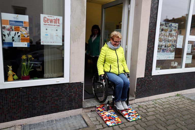 Initiatorin Rita Ebel, Spitzname „Lego-Oma“, testet eine bunte Legorampe eines Geschäftslokals in der Innenstadt von Hanau.  Reuters