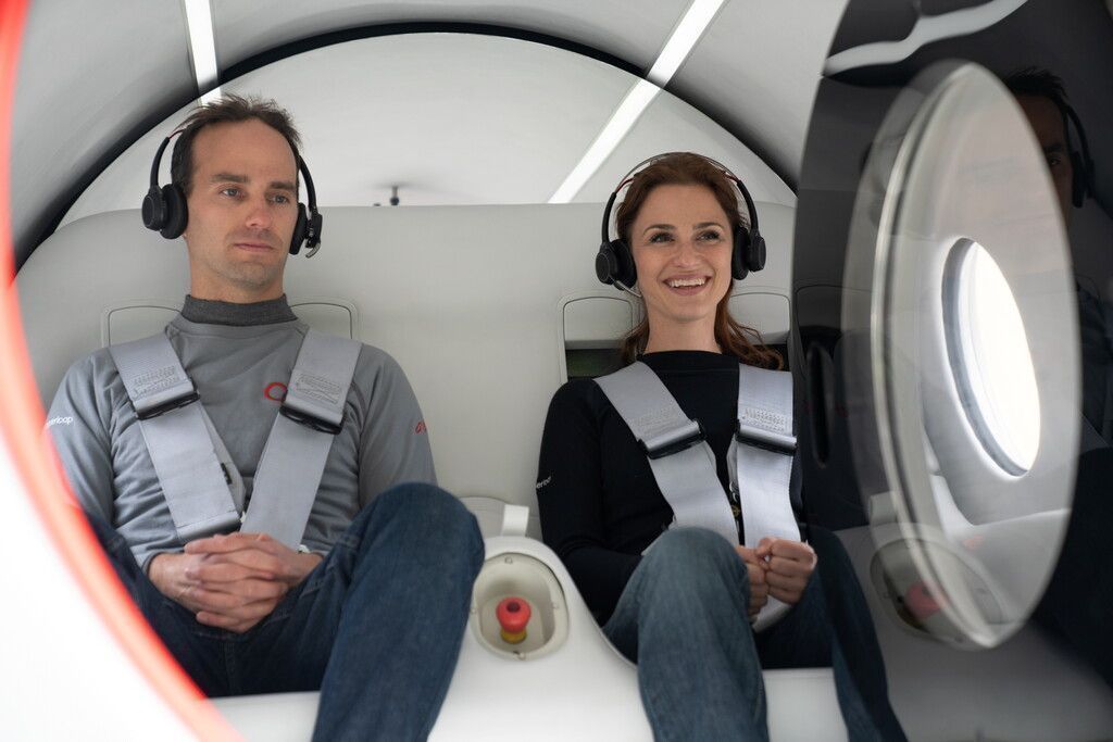 Erste Passagiere sausen in Hyperloop-Kapsel durch Röhre
