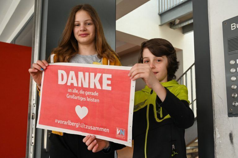 Per Plakat aus den VN konnten die Vorarlberger ein Zeichen des Dankes an die Personen, die die Gesellschaft am Laufen halten, setzen.