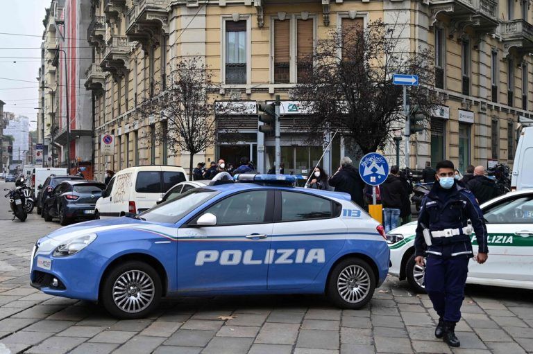 Polizisten stehen vor dem Gebäude der Credit Agricole in Mailand. AFP