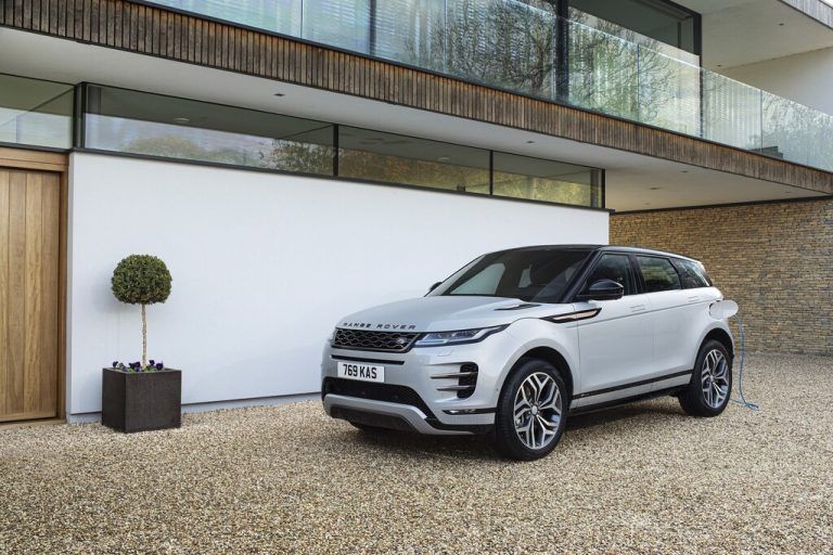 Range Rover Evoque mit Plug-in-Hybrid-Antrieb: Der P300e – 1,5-l-Dreizylinder-Turbobenziner und E-Motor – hat 309 PS und kostet ab 53.700 Euro.