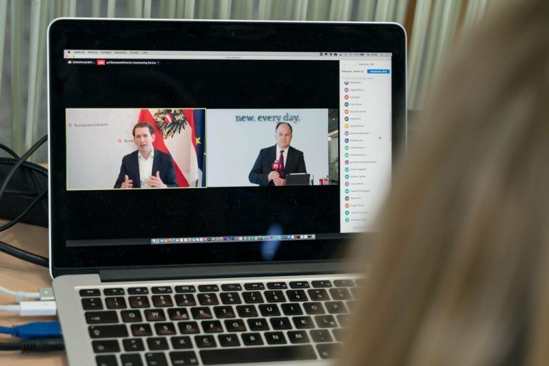 Zoom ermöglicht nicht nur Interviews auf höchstem Niveau, sondern auch die Beteiligung der Zuseher und deren Fragen.