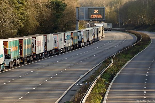 Lastwagen-Stau in Kent löst sich langsam auf
