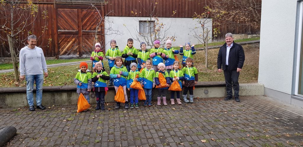 Sportlich aktive Spatzengruppe