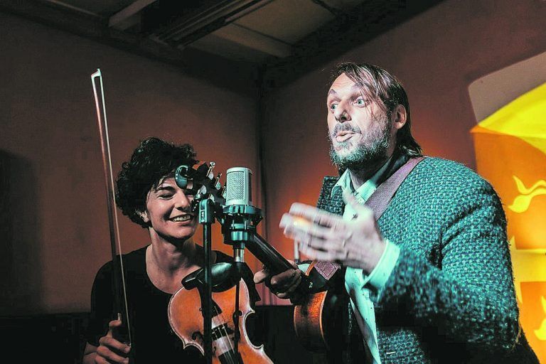 33 Live-Streams, elf Musiker, 660 Minuten Jodeln, das ist beim großen Online-Projekt „Beste Zwischenzeit“ zu erleben, das vom Südtiroler Musiker Markus Prieth initiiert wurde. Noch bis zum 22. Dezember bieten Sänger und Referenten aus Deutschland, Österreich, der Schweiz und Südtirol jeweils um 18 bzw. 18.30 Uhr ihre Künste und Kurse in 33 Streams virtuell an und laden zum Mitmachen ein. Für Adventstimmung sorgen dabei auch die Vorarlberger Musiker Irma-Maria Troy und Matthias Härtel. Finanziert wird das Projekt durch Spenden.
