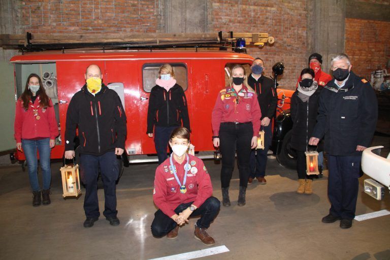 Jasmina Hartmann, Bezirksjugendreferent Martin Schregenberger, Regionalsachbearb. Celina Hengl, Jakob Sturm, Nina Tschaler, Regionalsachbearb. Christian Huber, Elfi Morscher, Landesfeuerwehrmuseumsleiter Ingo Valentini und BFI Manfred Morscher.<span class="copyright">Heilmann</span>