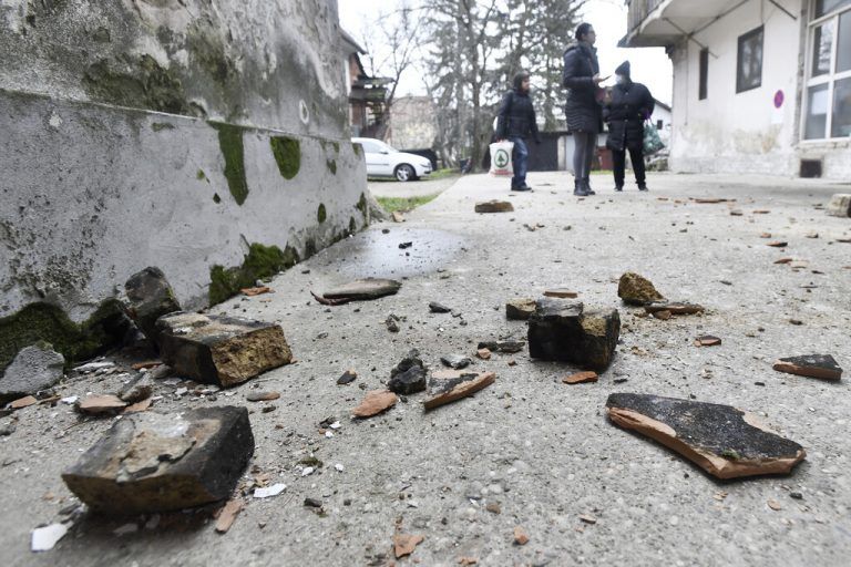 Bewohner begutachten in Sisak, Kroatien, die Schäden, die durch das Erdbeben an ihren Häusern entstanden. AP