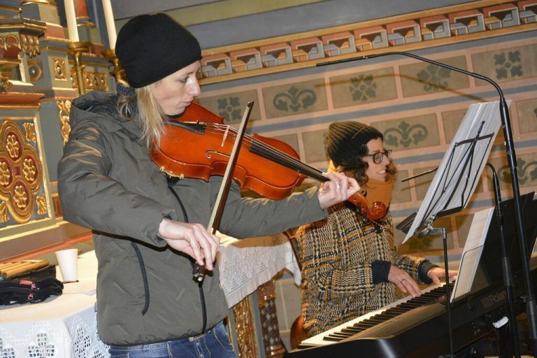 Das Duo „TonArt“ umrahmte die Feier musikalisch.