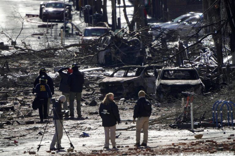 Das FBI untersucht die völlig zerstörten Teile der Innenstadt. reuters