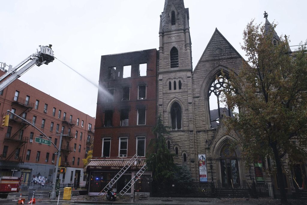 Feuer zerstört historische Kirche