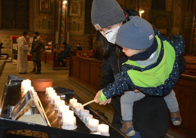 Eine Kerze, ein symbolisches Licht für das erwartete Kind. <span class="copyright">eh (3)</span>