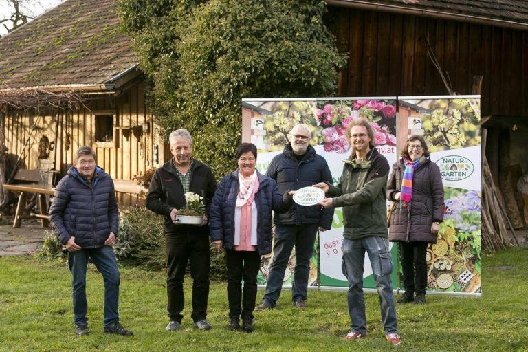 Eine OGV-Delegation übergab die Plakette an das Ehepaar Wohlgenannt.ogv