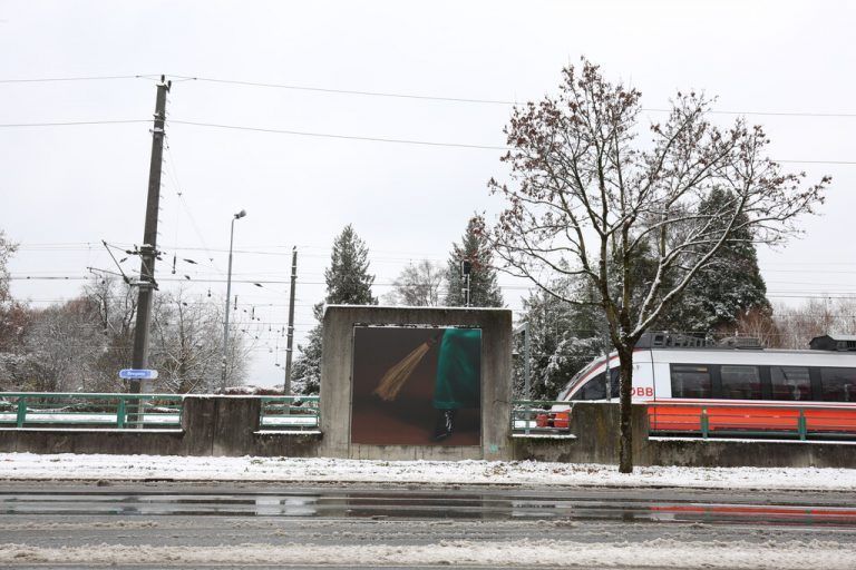 Eines der Billboards von Knebl & Scheirl an der Bregenzer Bahnhofstraße. kub