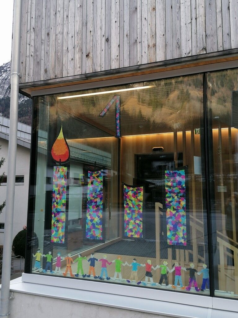 So sieht das erste Adventfenster der Brazer Firmlinge aus