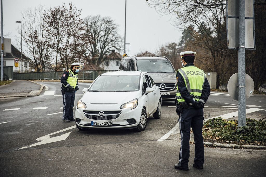 Covid-19-Kontrollen durch die Polizei an den Grenzen. »A12