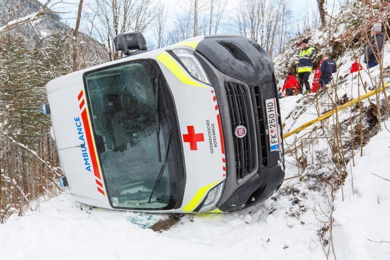 Rettungsauto mit einem Patienten und Zivildienern in Marul abgestürzt. »A10