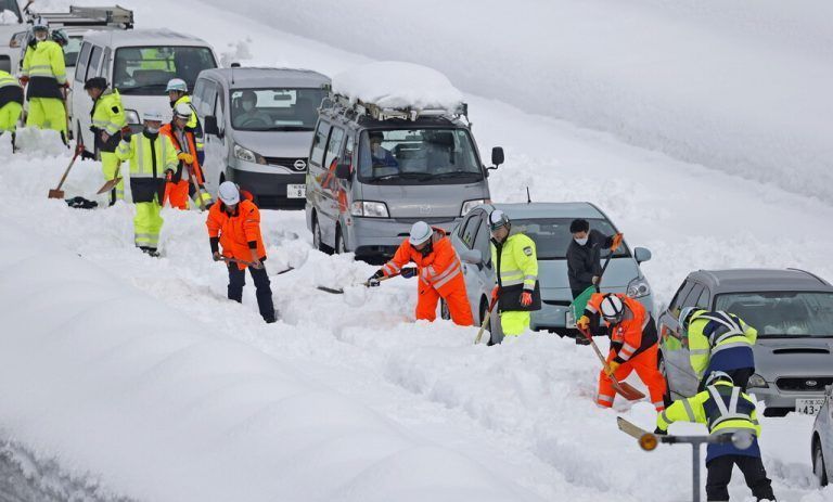Für rund 1000 Autos gab es wegen starker Schneefälle kein Weiterkommen mehr. Rts