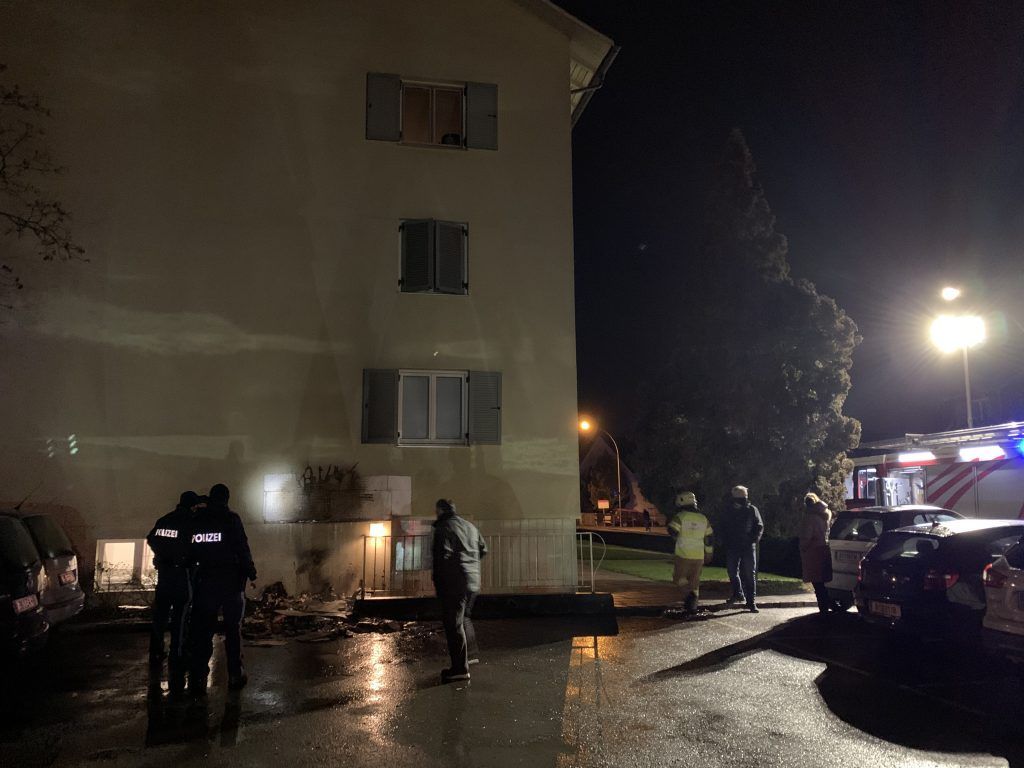 Brandstiftung in Hard: Containerbrand greift auf Hausfassade über