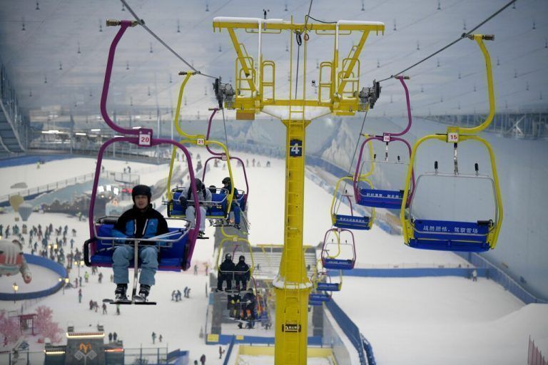 In einer Indoor-Skianlage im chinesischen Chengdu gehen Skibegeisterte dem Pistenvergnügen nach. AFP