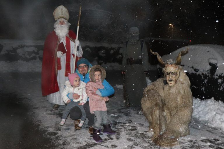 Martin freute sich mit Lina und Elsa über den Besuch des heiligen Nikolaus und seiner Begleiter, die im gesamten Ortsgebiet von Klösterle unterwegs waren.<span class="copyright">MEK</span>