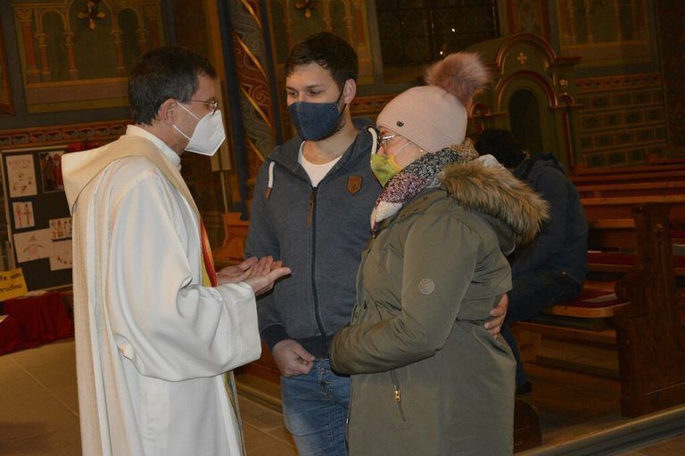 Pfarrer Christian Stranz sprach Müttern in freudiger Erwartung den Segen zu und schloss auch die werdenden Väter mit ein.