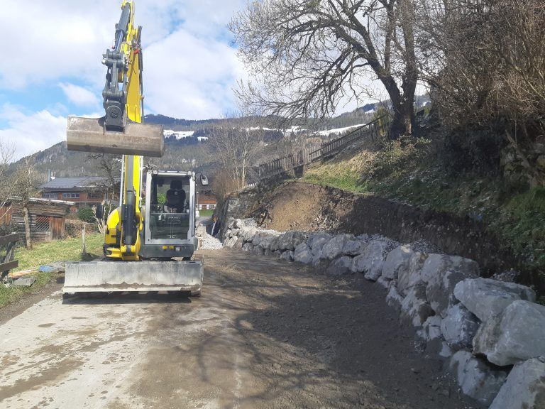 Stück für Stück wurden im vergangen Jahr in Schnifis mehrere Gemeindestraßen wieder auf Vordermann gebracht. <span class="copyright">Egle</span>