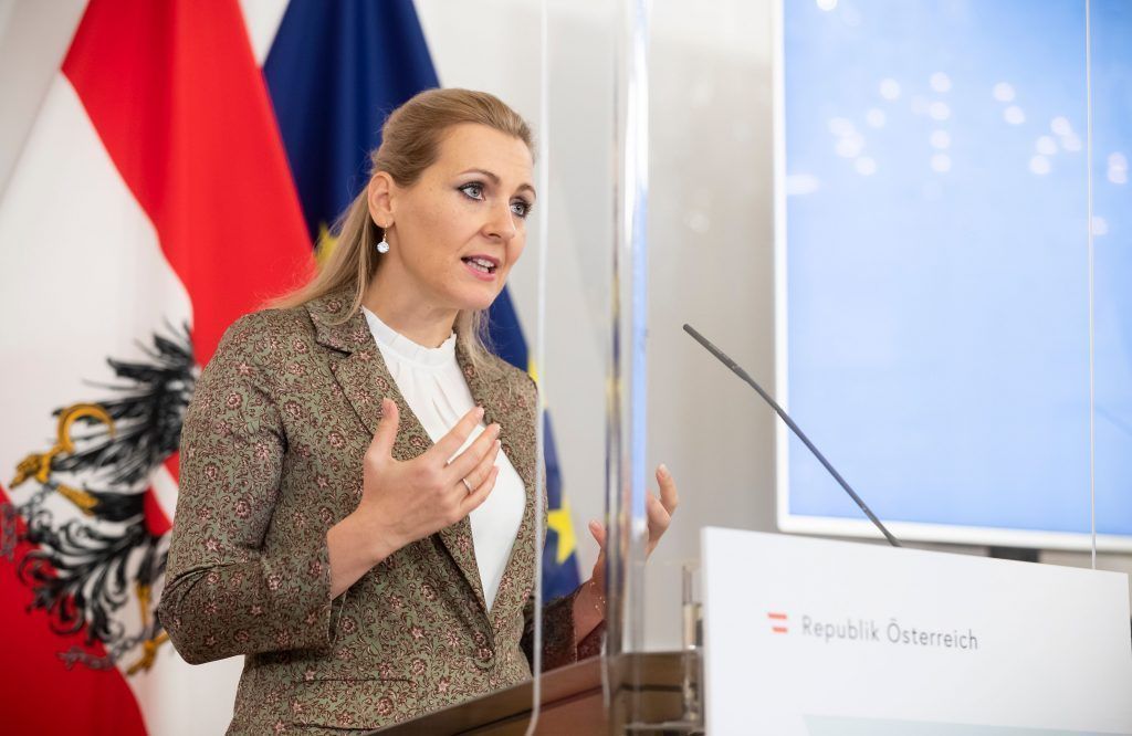 Plagiatsvorwürfe gegen Ministerin Aschbacher