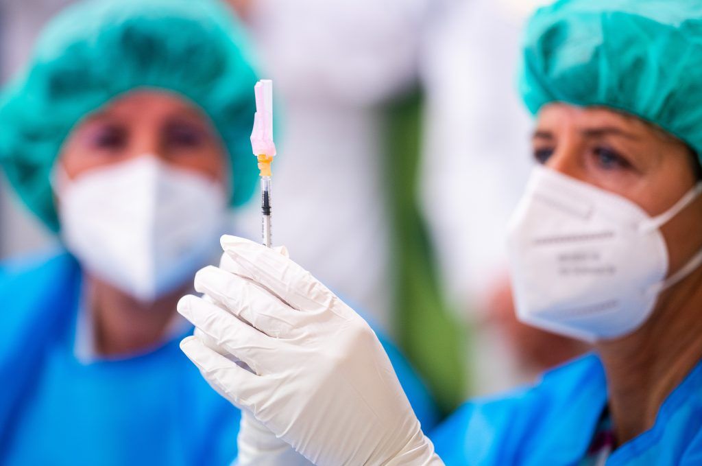 Mediziner sehen noch Monate kaum Entlastung durch Impfung