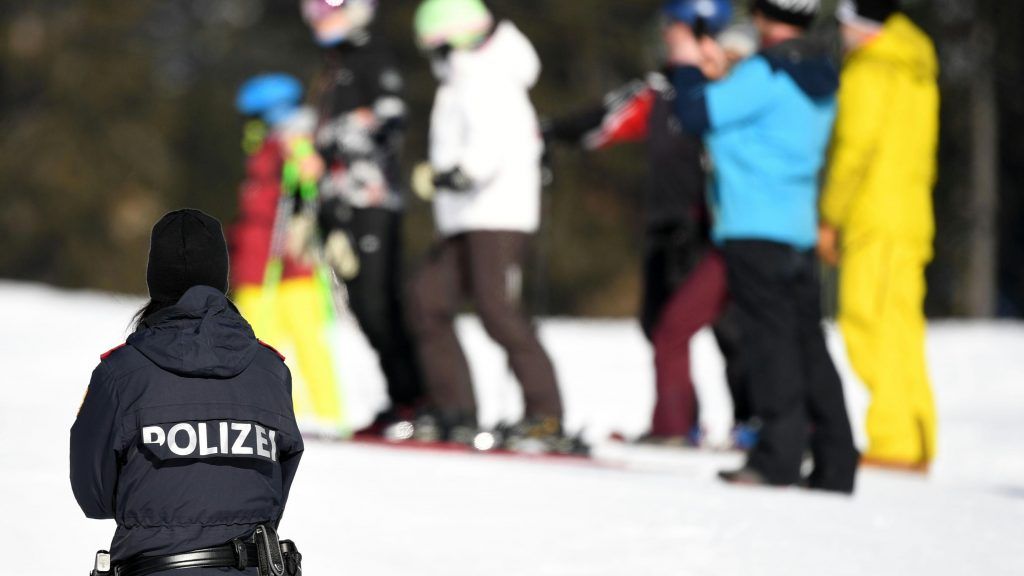 Polizisten als Corona-Sherrifs in Skigebieten