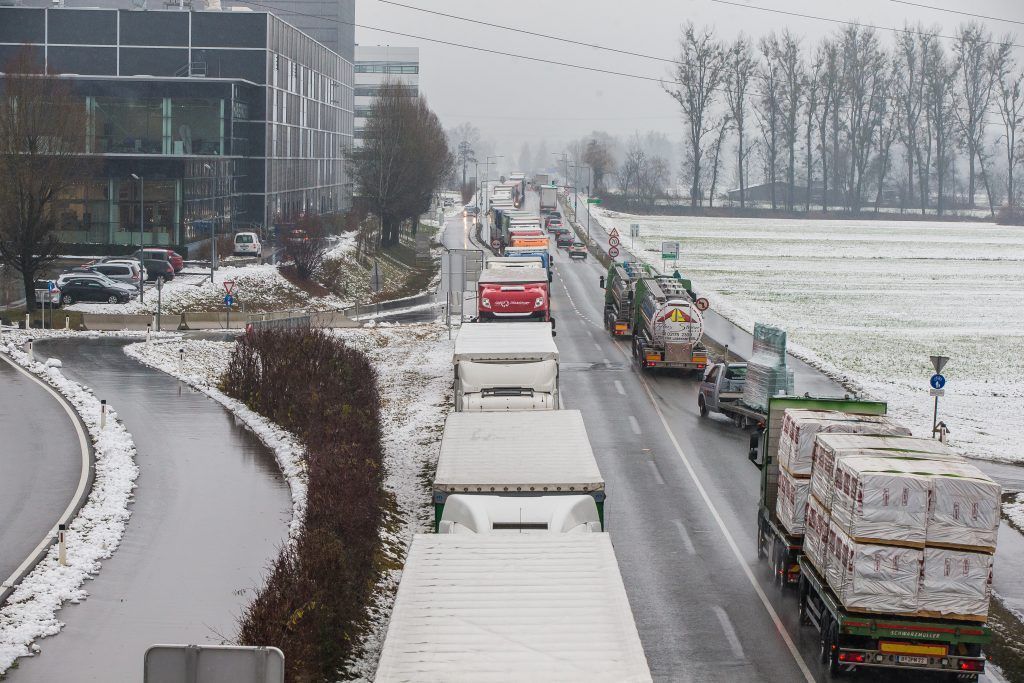 Lkw-Verkehr überrollt die Krise