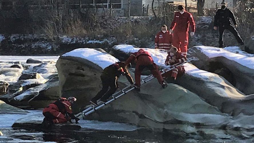 Bregenzerache: 14-Jähriger bricht durch Eisdecke ins 0 Grad kalte Wasser