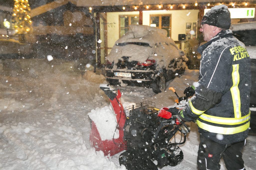 Schneemassen donnern in Wohnhaus: Betroffener erzählt