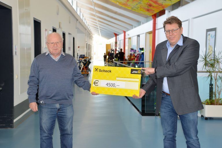 Initiator Bernd Brändle übergibt den Spendenscheck an Arnt Buchwald, Geschäftsführer des Schulheims Mäder.<span class="copyright">Gemeinde</span>