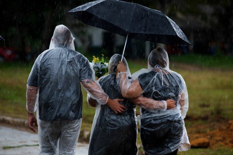Angehörige trauern auf dem Friedhof 