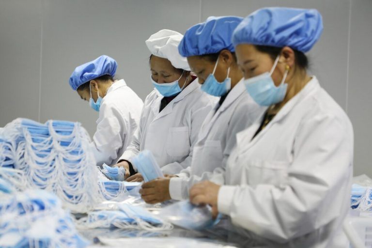 Arbeiterinnen fertigen in einem Unternehmen der Stadt Jishou in der chinesischen Provinz Hunan Gesichtsmasken an. AFP